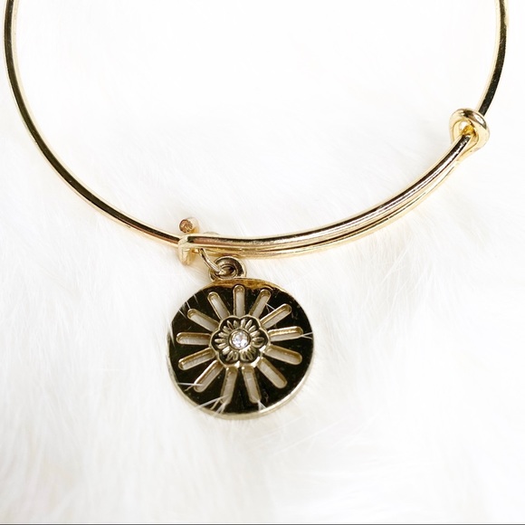 Gold tone fashion bracelet rhinestone center - Picture 2 of 2